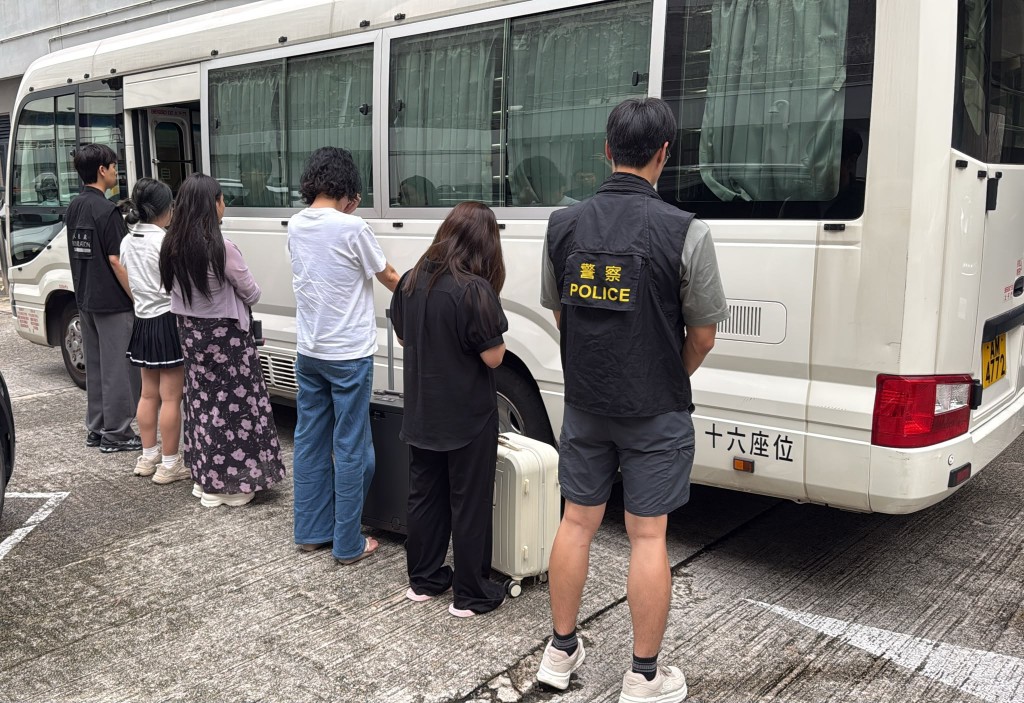警联同入境处打荃湾扫黄 拘捕10内地女 年龄28至47岁。警方提供