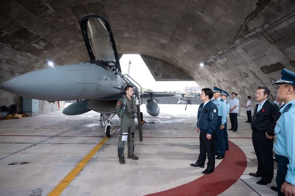 赖清德和F-16战机飞行员交谈。