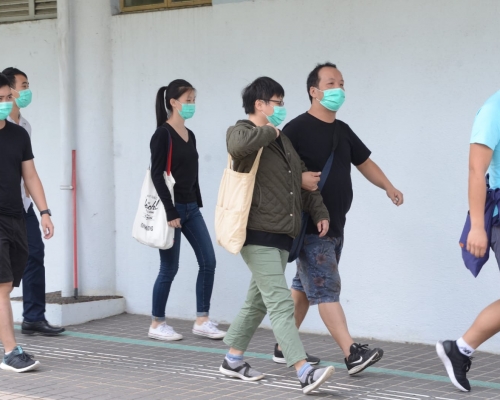 死者親友認屍後離開，神情哀傷。 歐陽偉光攝