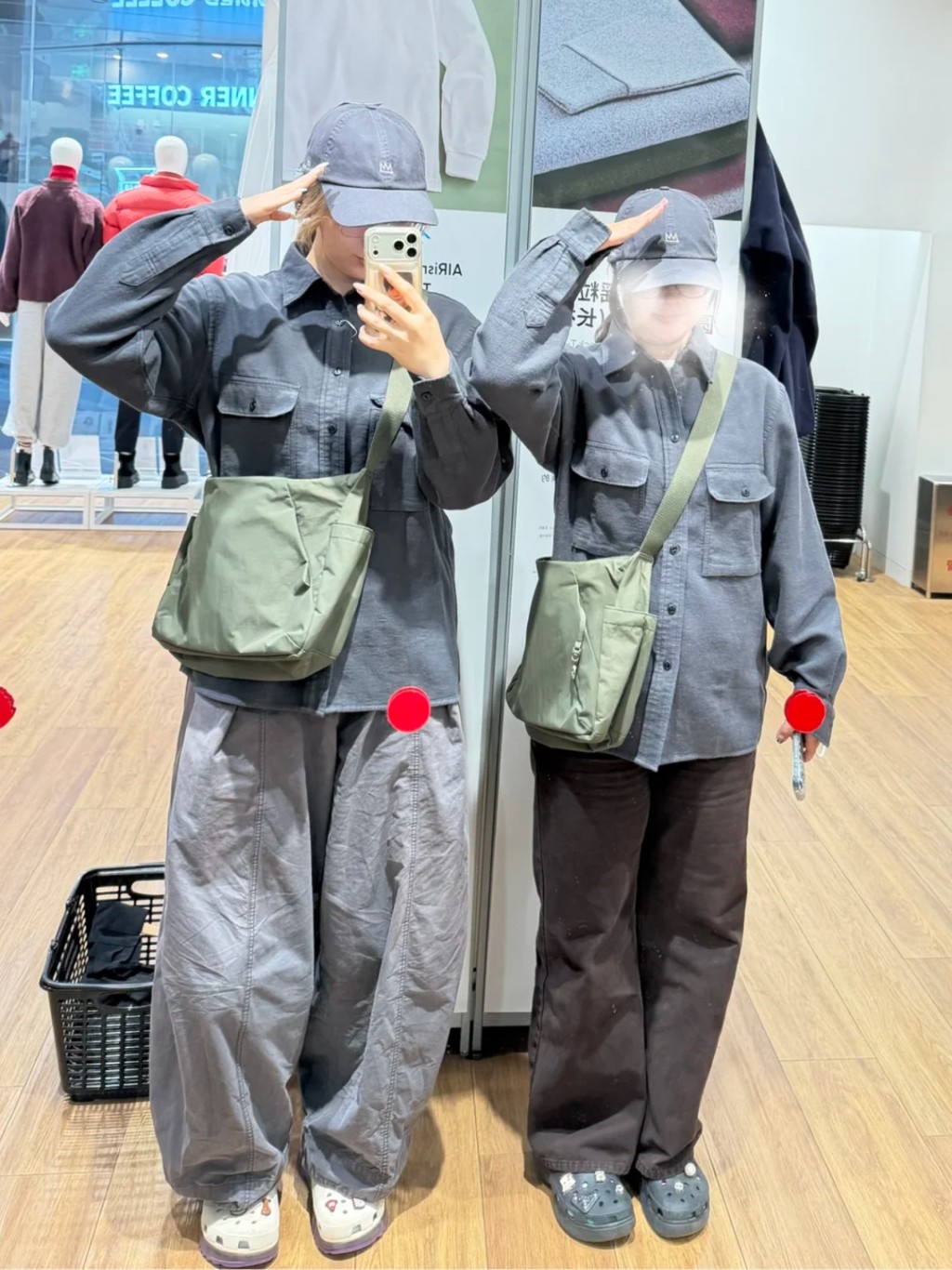 UNIQLO工装衫配斜孭袋秒变“红军装”,北京青年涌店打卡。 小红书 UNIQLO工装衫配斜孭袋秒变“红军装”,北京青年涌店打卡。 小红书