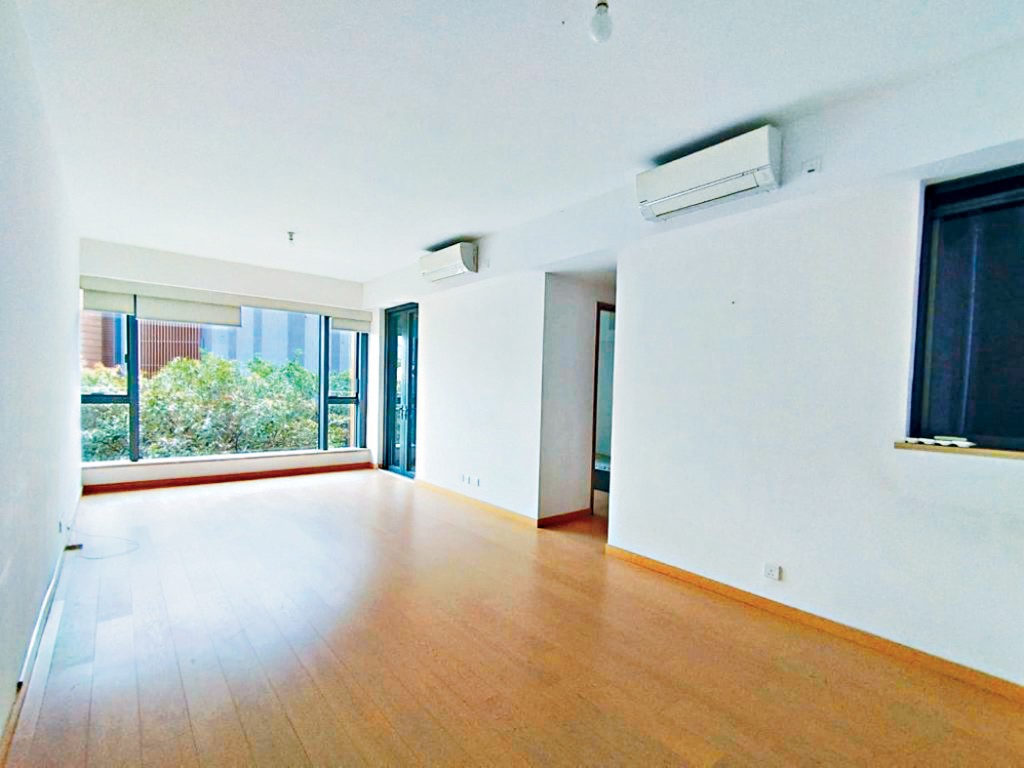 滿名山滿庭12座1樓B室,開價960萬,呎價約11150元。
