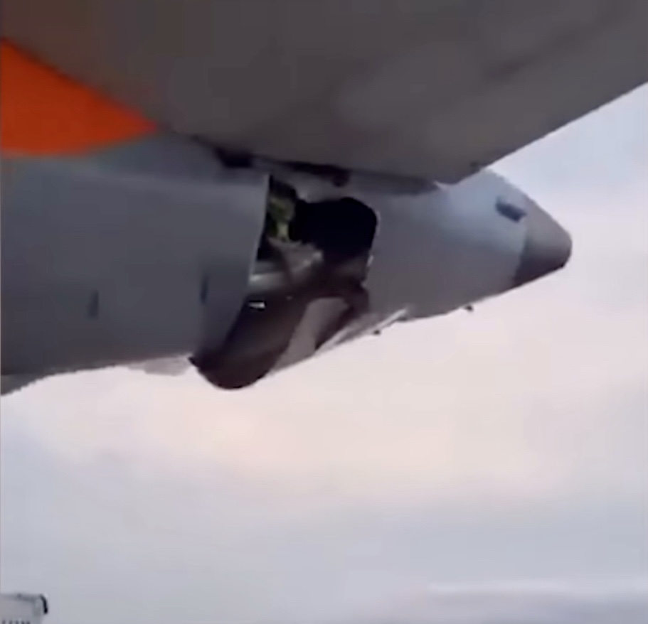 高爾航空（Gol Airlines）飛機機尾被撞出大洞。 Youtube