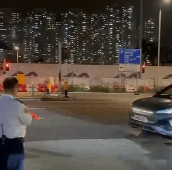 兩輛私家車在海皇路與海珠路交界相撞，其中一名女司機受傷送院。fb「車cam L（香港群組）」