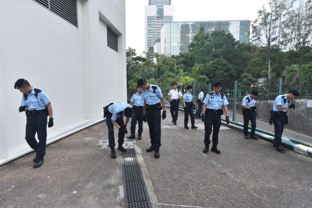 警方進行地毯式搜索。楊偉亨攝
