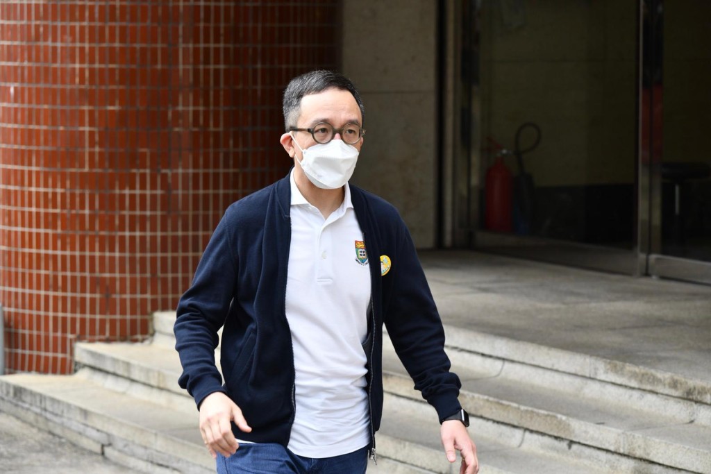 梁卓偉早上出席電台節目。