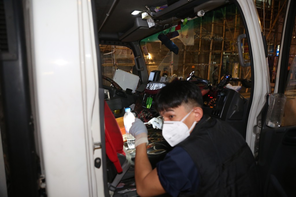 警員在車內蒐證。