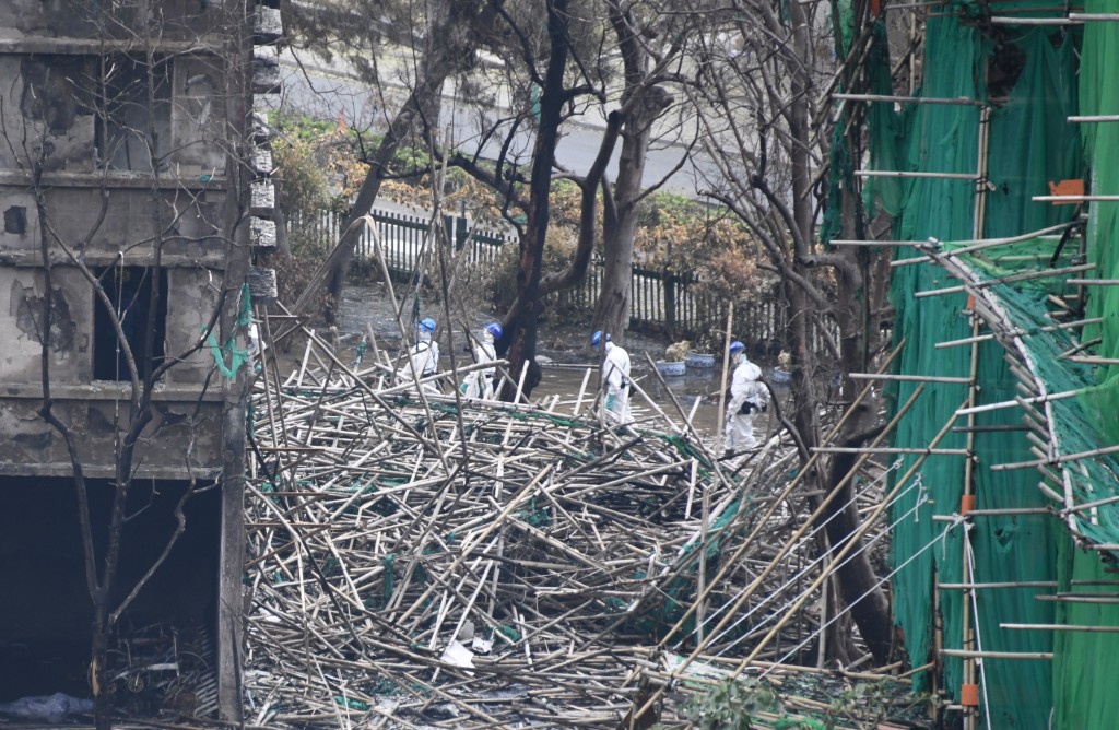 DVIU成員進入災場搜索。 DVIU成員進入災場搜索。