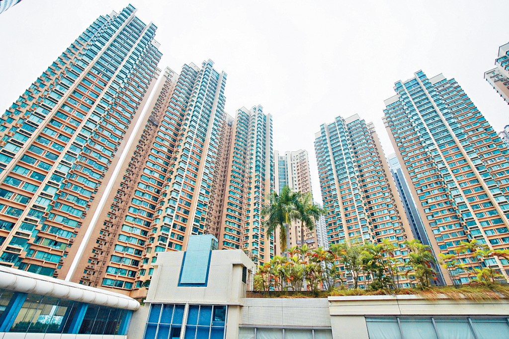 維港灣9座中層H室，面積約464方呎，屬2房間隔，以每月2.3萬於颱風逼近前「零議價」租出，呎租約50元。