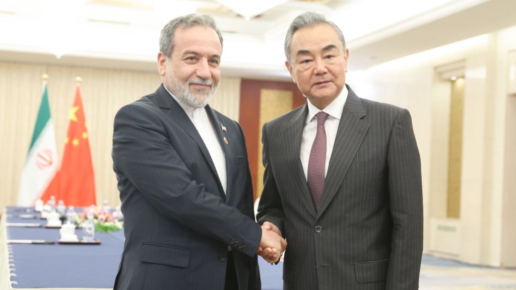 外交部長王毅24日應約同伊朗外長阿拉格齊（左）通電話。新華社資料圖