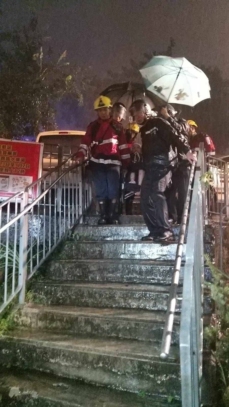 警员协助市民脱离险境。香港警察fb