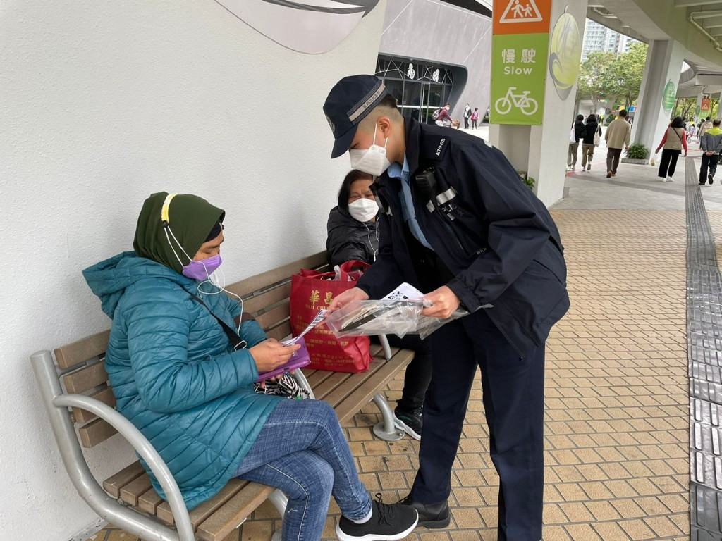 警方在將軍澳向外傭派發單張，呼籲遵守防疫規例。警方圖片