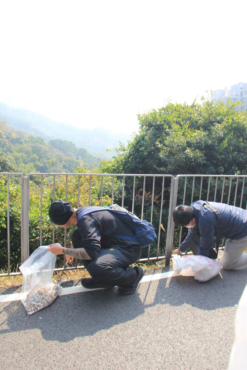 昨日有多名市民自發到飛鵝山執垃圾。Threads「the_night_spyder」圖片