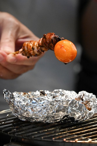 鳥之燈提 $68看起來像個燈籠的串燒是店家招牌之一，雞腳筋加上一顆受精雞蛋黃，別具風味。