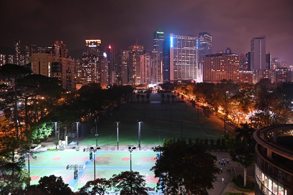 警方下午起围封维园硬地足球场。