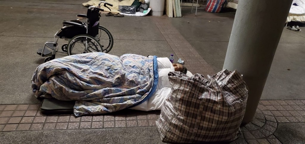 在深水埗通州街公園一些露宿市民在紙皮上睡覺。