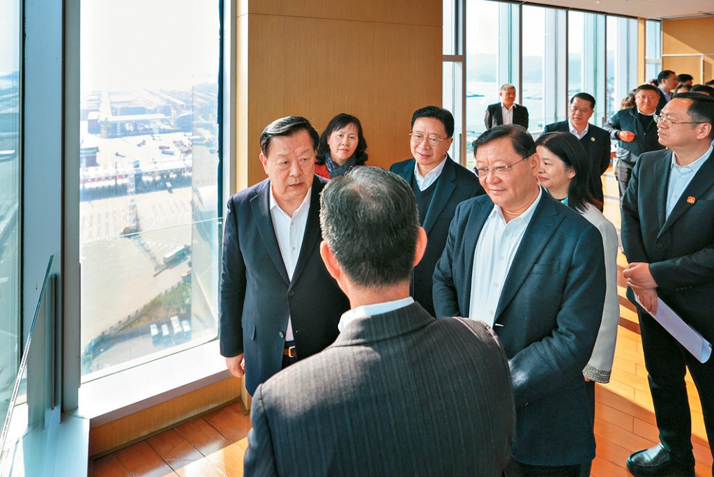 新任中聯辦主任周霽於今年初,曾與港澳辦主任夏寶龍到鹽田港調研。