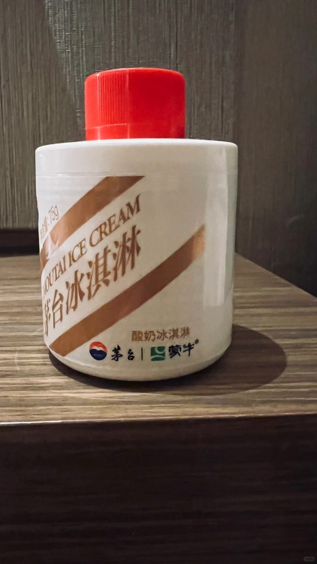 胡慧中品嘗三款聯乘茅台的產品，包括藍梅果汁雪泥、酸奶冰淇淋及抹茶冰淇淋。