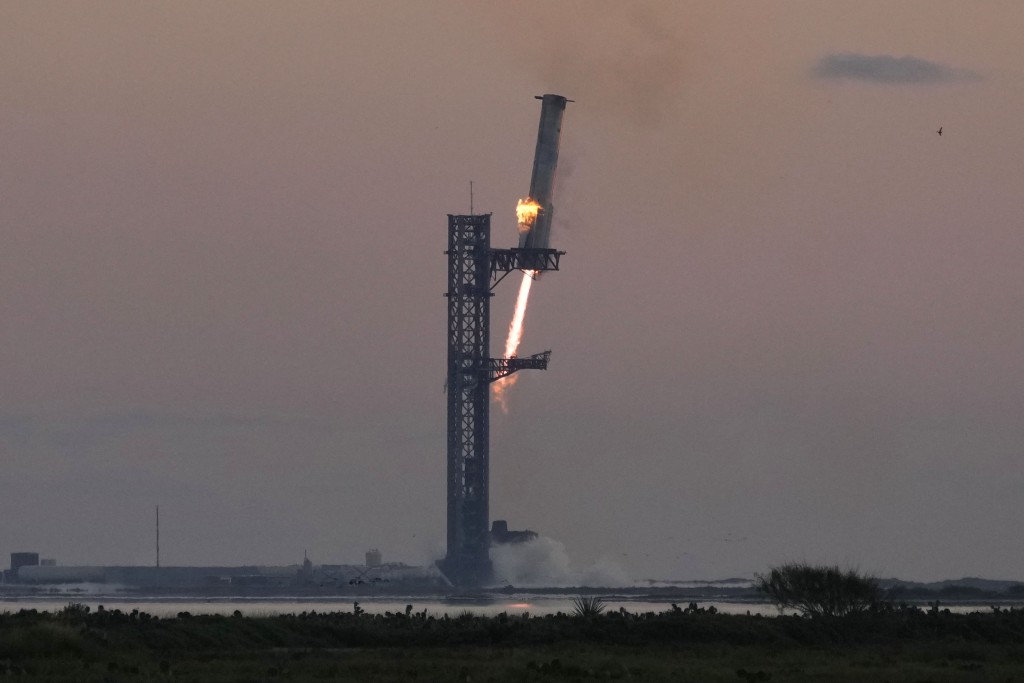 SpaceX成功以发射塔的机械臂于半空捕获回收新一代重型运载火箭「星舰」的第一级助推器，实现所谓「筷子夹火箭」技术。