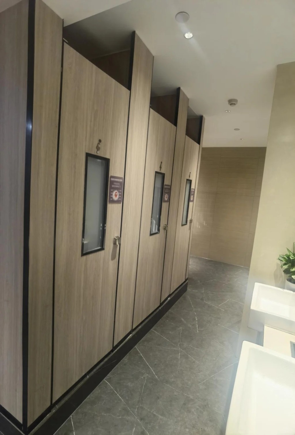 羅湖水貝有商場設智能裝置,在廁格違規吸煙玻璃會變透明。小紅書 羅湖水貝有商場設智能裝置,在廁格違規吸煙玻璃會變透明。小紅書