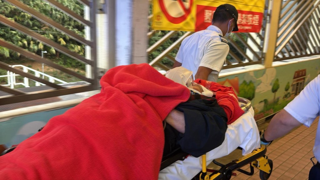 一名老婦捱撞送院搶救。 一名老婦捱撞送院搶救。