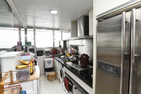 廚房位於飯廳旁，以透明玻璃設計，有效擴闊廳堂空間感。