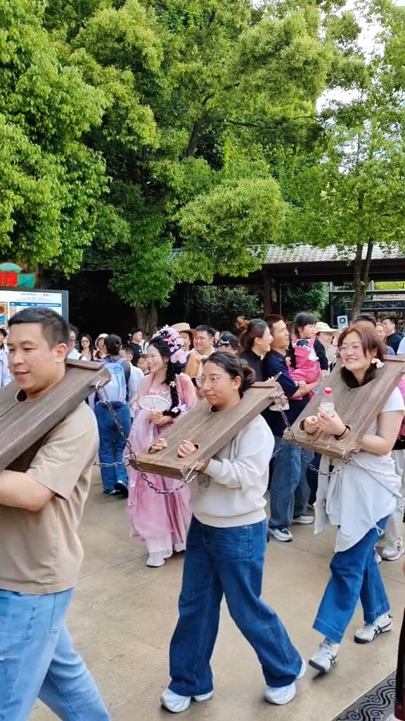 杭州宋城游客可坐囚车戴罪枷游街。抖音@叫我小欧同学