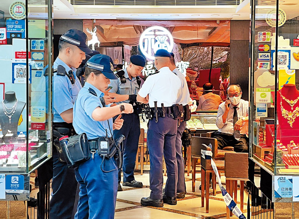 大批警員在遇劫金行內調查,並在附近街道大舉搜捕。