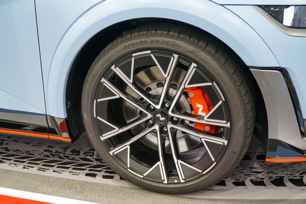 21寸锻造铝轮圈与275/35R/21加阔轮胎，以及红色煞车卡钳同为专属配置。