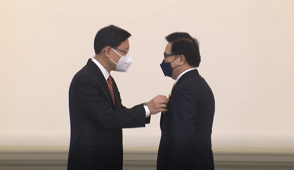 艺术发展局主席王英伟获颁授大紫荆勋章。