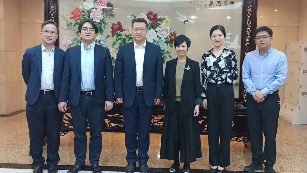 何永賢(右三)與發改委國際司副司長、推進「一帶一路」建設工作領導小組辦公室對外事務協調推進組組長潘江(左三)合照。政府新聞處