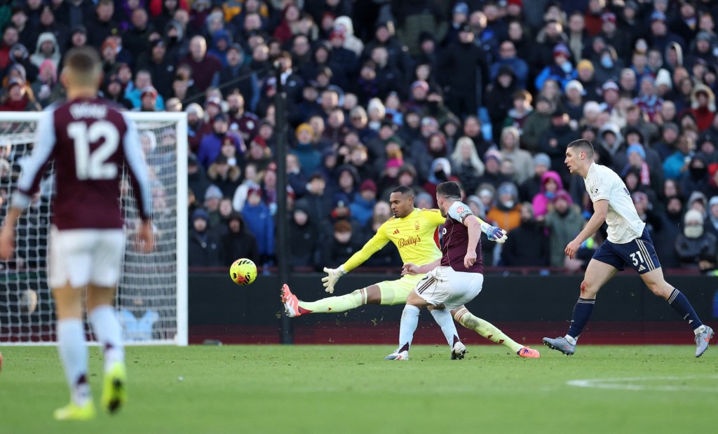 森林门将域陀走出禁区外，但阻不了麦甘尼起脚。路透社