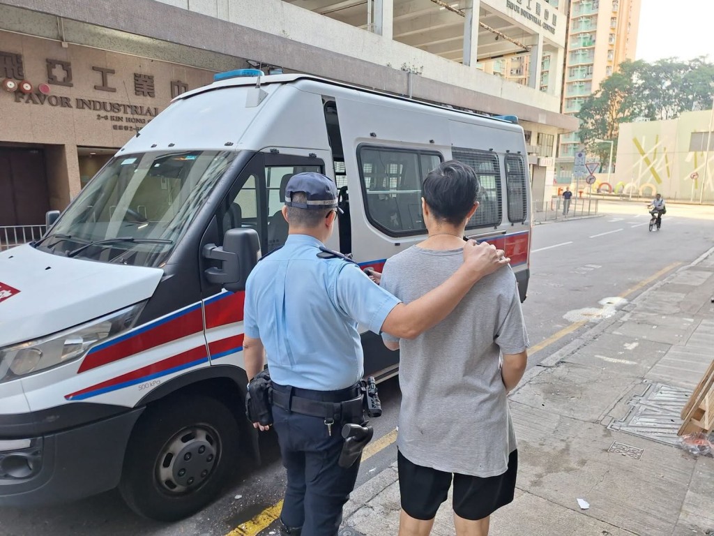 一名報稱速遞員的49歲男子被捕。fb「葵青警區」圖片