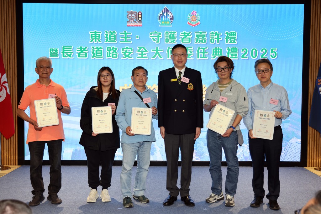 頒發模範行人獎狀。警方提供
