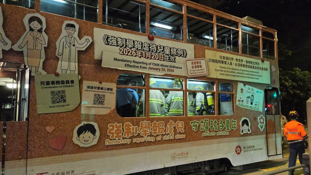 警方消防登上電車了解。FB:Eric Cheng@馬路的事 (即時交通資訊台) 警方消防登上電車了解。FB:Eric Cheng@馬路的事 (即時交通資訊台)