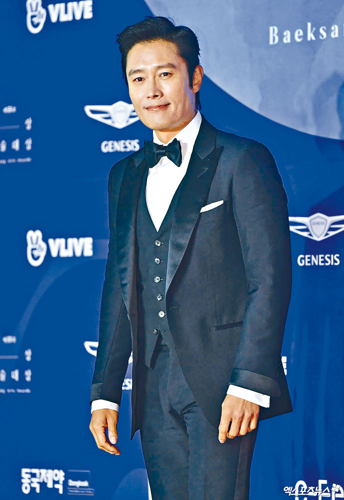 李秉憲行紅地氈後走近觀眾，一度惹來小混亂。