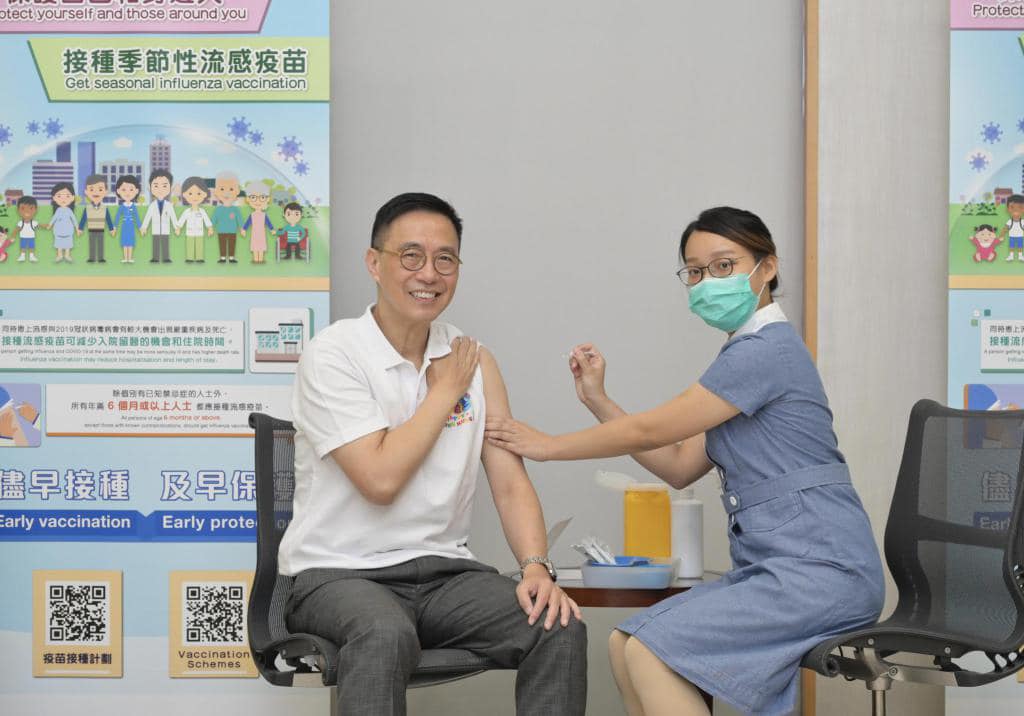文化体育及旅游局局长杨润雄亦有接种。杨润雄fb