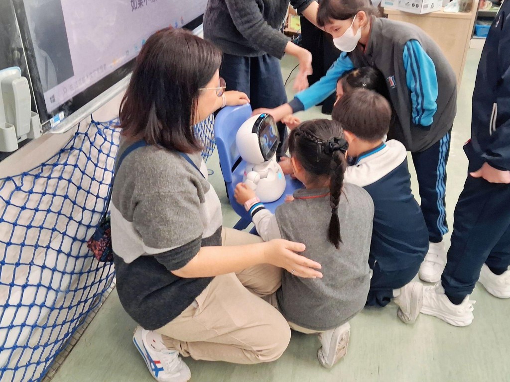 「愛心寶寶」會通過唱歌、簡單對話等方式與學生互動。教大提供 「愛心寶寶」會通過唱歌、簡單對話等方式與學生互動。教大提供