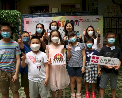 大新銀行高級執行董事兼零售銀行處主管王美珍小姐(後排右)及聖雅各福群會總幹事李玉芝小姐(後排中)共同出席展覽,以行動支持計劃並見證學童的學習成果。