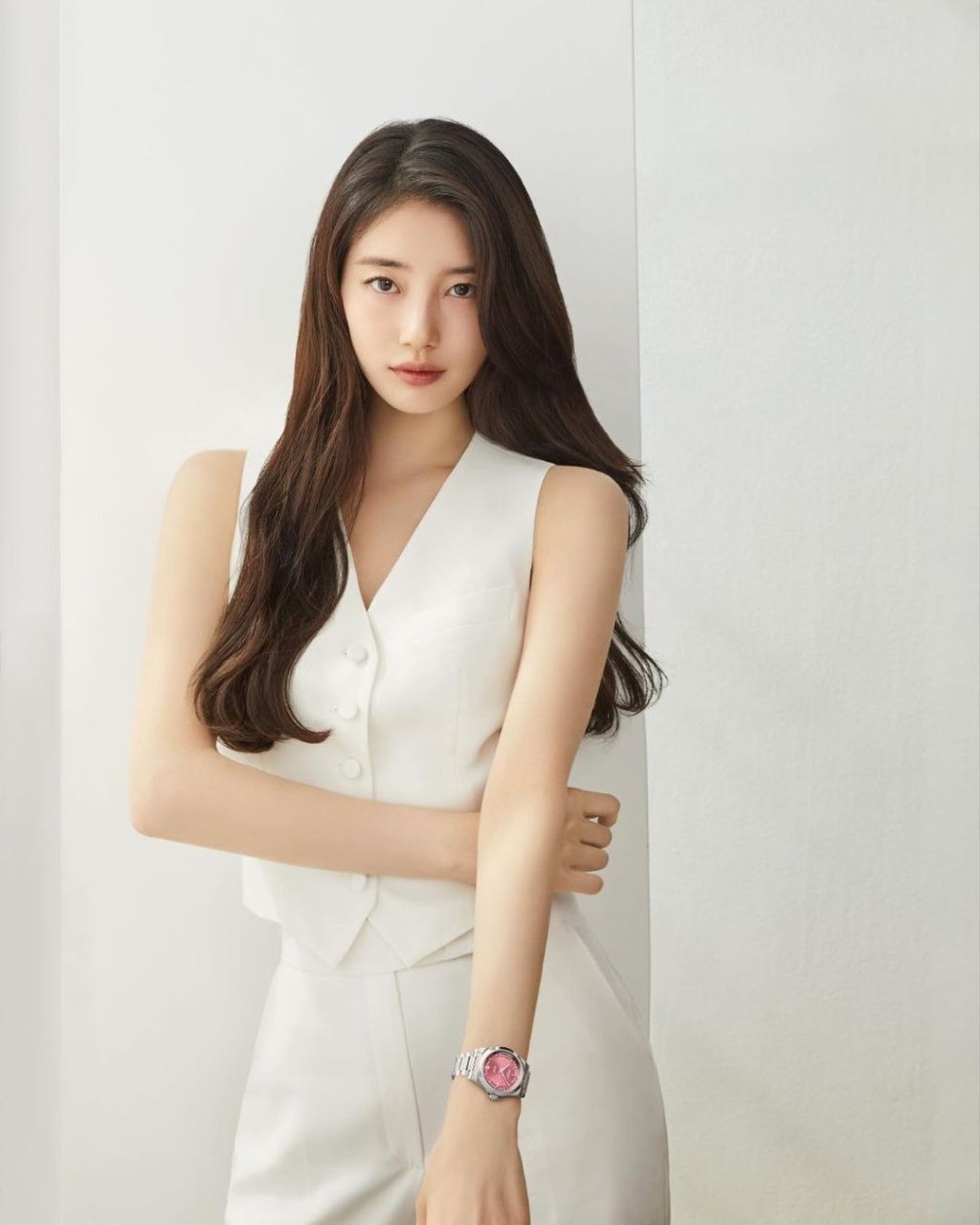 韓國女星秀智一身白色的西裝背心襯西褲造型，展現清新硬朗的一面。（圖片來源：IG@skuukzky）