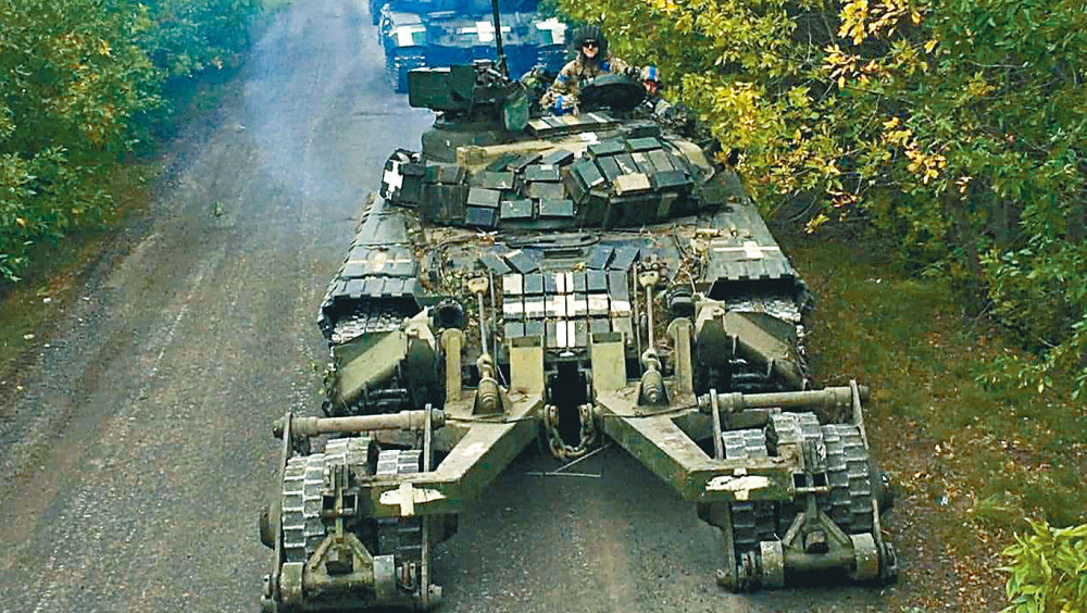 克兰国防部周一发布照片，显示乌反攻部队在一处不明地点的多辆坦克。
