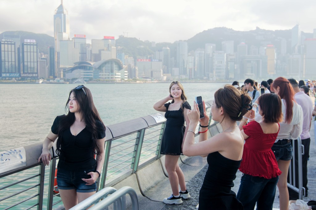 近年當局的大力宣傳與新景點效應,吸引大批旅客來港。資料圖片 近年當局的大力宣傳與新景點效應,吸引大批旅客來港。資料圖片
