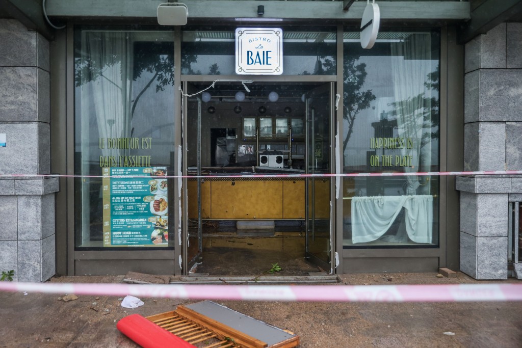 其中一餐廳的玻璃大門疑似不堪強風吹襲，整片碎裂。何家豪攝