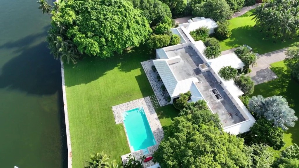 貝索斯在6月份以6,800萬美元（約5.32億港元）的價格購入毗鄰的房子。