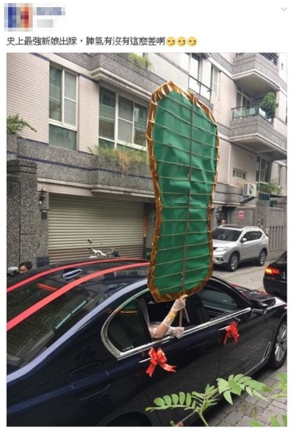 早前有新娘在車上丟自製的大型芭蕉扇。(網圖)