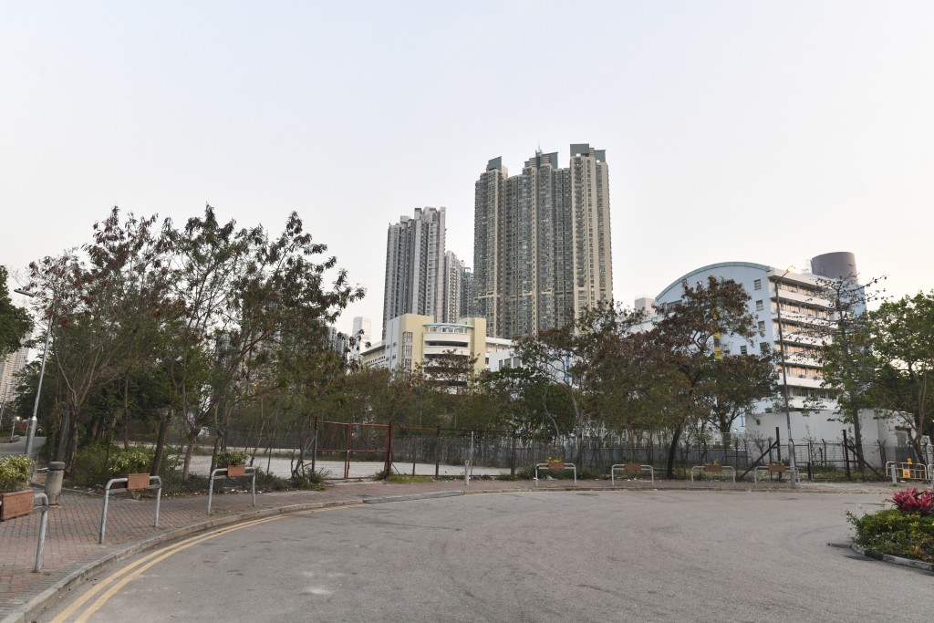 國安公署海帆道用地毗鄰有兩間學校。 國安公署海帆道用地毗鄰有兩間學校。