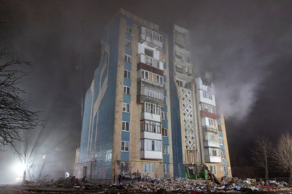 俄罗斯深夜狂轰乌克兰西部，有住宅大楼遭击毁。路透社