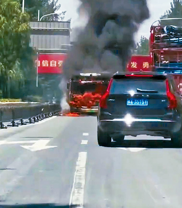 南京巴士火势猛烈，浓烟直冲半空。
