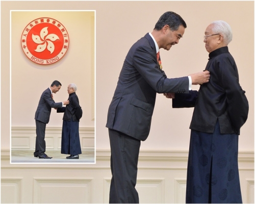 2015年,時任特首梁振英頒發金紫荊勳章予蔡伯勵(右)。資料圖片