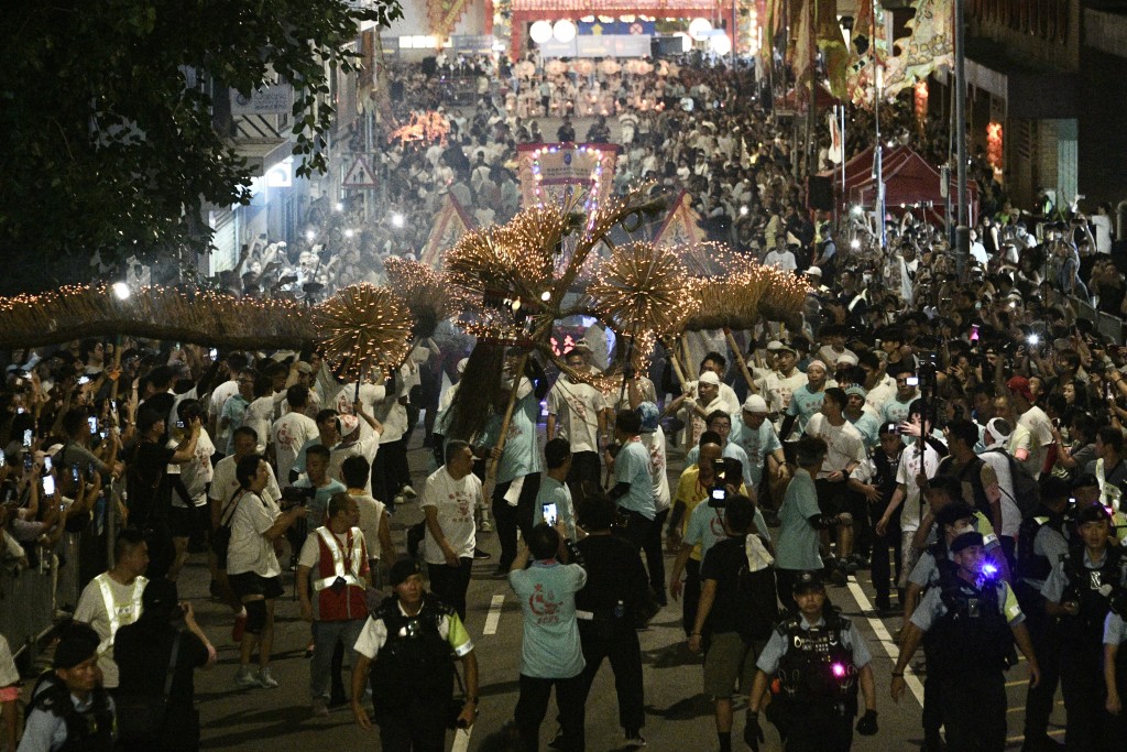 大坑舞火龍有逾百年歷史，迎月夜大坑街頭擠滿觀賞遊人。