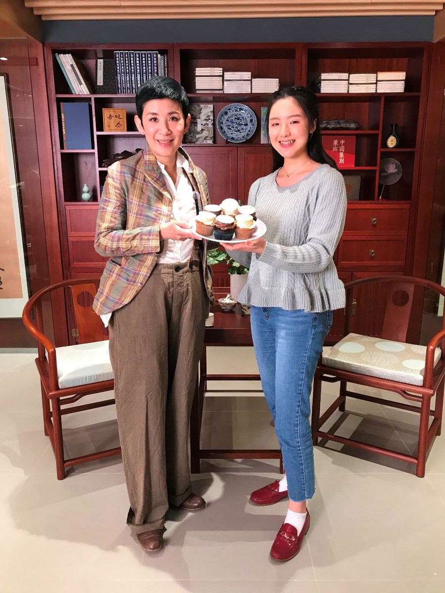 訪問後魯麒向吳君如送上感謝她的支持。